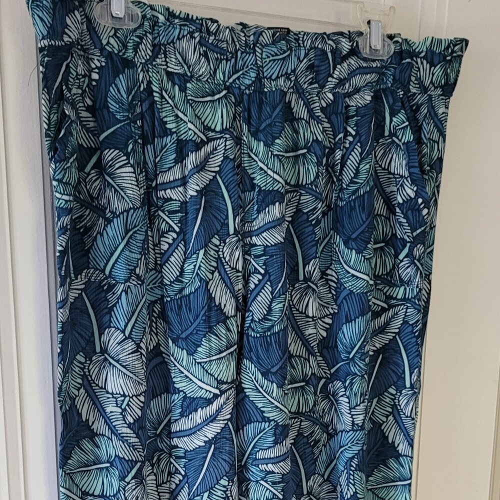 Amazingly Comfy Palm Motif Capris
